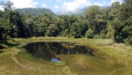 Ranu Tompe, danau misterius  di lereng Gunung Semeru yang berhasil ditemukan Tim Ekspedisi pada tahun 2013. Sumber gambar: wikimedia.org