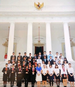 Ketika berkunjung ke Istana Merdeka bersam kontingan Pertukaran Pemuda Indonesia Korea 2012. (Sumber: dokumentasi pribadi)
