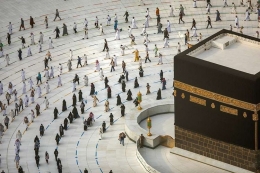 Umat Muslim mengitari Kabah saat melakukan tawaf ibadah haji dengan penerapan protokol kesehatan di Masjidil Haram, Kota Mekah, Arab Saudi, Minggu (2/8/2020).| Sumber: AFP/HO/Saudi Ministry of Media via Kompas.com