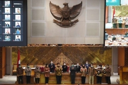 Menko Perekonomian Airlangga Hartarto (kelima kiri) bersama Menkumham Yasonna Laoly (kelima kanan), Menteri Keuangan Sri Mulyani (keempat kiri), Mendagri Tito Karnavian (keempat kanan), Menaker Ida Fauziyah (ketiga kiri), Menteri ESDM Arifin Tasrif (ketiga kanan), Menteri ATR/Kepala BPN Sofyan Djalil (kedua kiri) dan Menteri LHK Siti Nurbaya (kedua kanan) berfoto bersama dengan pimpinan DPR usai pengesahan UU Cipta Kerja pada Rapat Paripurna di Kompleks Parlemen, Senayan, Jakarta, Senin (5/10/2020). Dalam rapat paripurna tersebut Rancangan Undang-Undang Cipta Kerja disahkan menjadi Undang-Undang | ANTARA FOTO/HAFIDZ MUBARAK/Kompas.com.