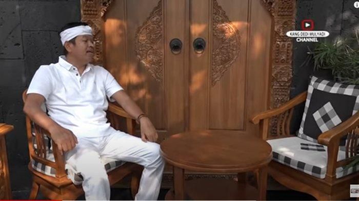 "Dialog" anggota DPR Dedi Mulyadi dengan kursi kosong sebagai parodi drama kursi kosong Mata Najwa. Dedi dalam video yang diunggah tanggal 08/10/2020 di kanal Youtube-nya menyoal seseorang yang ditunggu dan dibutuhkan tetapi tidak muncul-muncul (youtube.com, Kanal Kang Dedi Mulyadi).