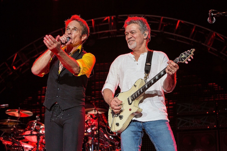 Eddie Van Halen (kanan) bersama David Lee Roth (foto: loudwire.com/Daniel Knighton/Getty Images) 
