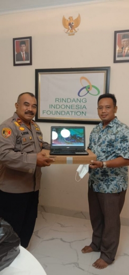 Bantuan Laptop oleh Wakil Wali Kota Bekasi Tri Adhianto untuk mendukung program pelatihan IT di Istana Yatim. Foto : Fauzi