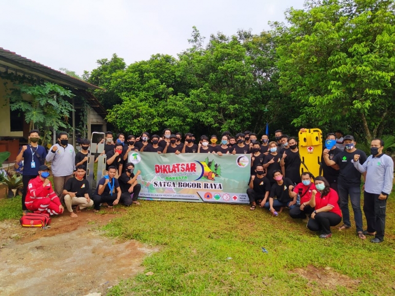 Dokpri. sesi foto bersama di penghujung kegiatan dengan tetap memaki masker.