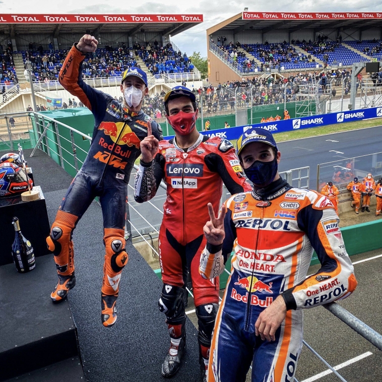yang hepi di podium (dok.motogp.com)