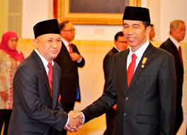 Presiden Joko Widodo memberikan selamat sesuai melantik Teten Masduki sebagai Menteri Koperasi dan UMKM (geotimes.co.id)