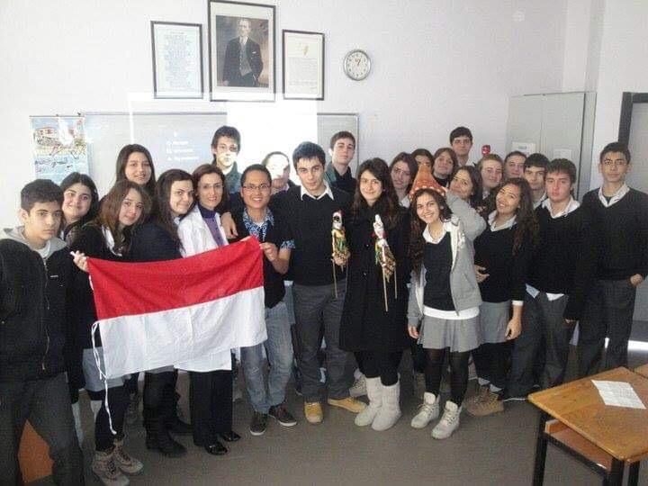 Mengenalkan Indonesia ke siswa sekolah di Izmir, Turki. (Sumber: dokumentasi pribadi)