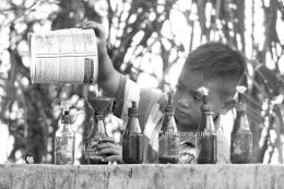 anak kecil memasukkan minyak tanah ke botol lampu untuk memperingati Malam 7 Likur di desa Mancung Kec Kelapa pada 10 akhir Ramadhan | foto: maulana@able