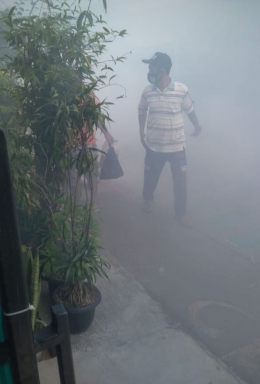 Ketua RT 05, Gatot Widodo memimpin langsung fogging dilingkungan perumahan(dok: Muafi)