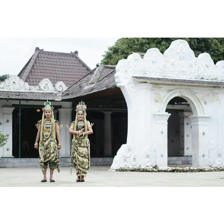 Pengantin dengan baju adat Cirebon: Wikipedia