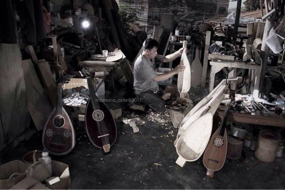 Pengerajin alat musik Gambus (foto: maulana@able)
