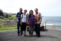 Bersama Rudy Geron dan isteri Abie di tepi Pantai Kiama NSW (dok pribadi)