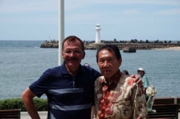 Berfoto dengan mas Rudy Geron di pantai Wollongong (dok pribadi)