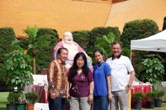 berfoto di patung Budha bersama Rudy Geron dan isteri (dok pribadi)
