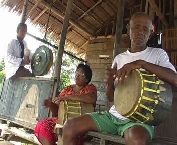 Pak Batman (seniman/pemain gendang) merupakan masyarakat Keturunan suku Skak (foto:Screenshot dari kumpulan video musik tradisi Bangka)