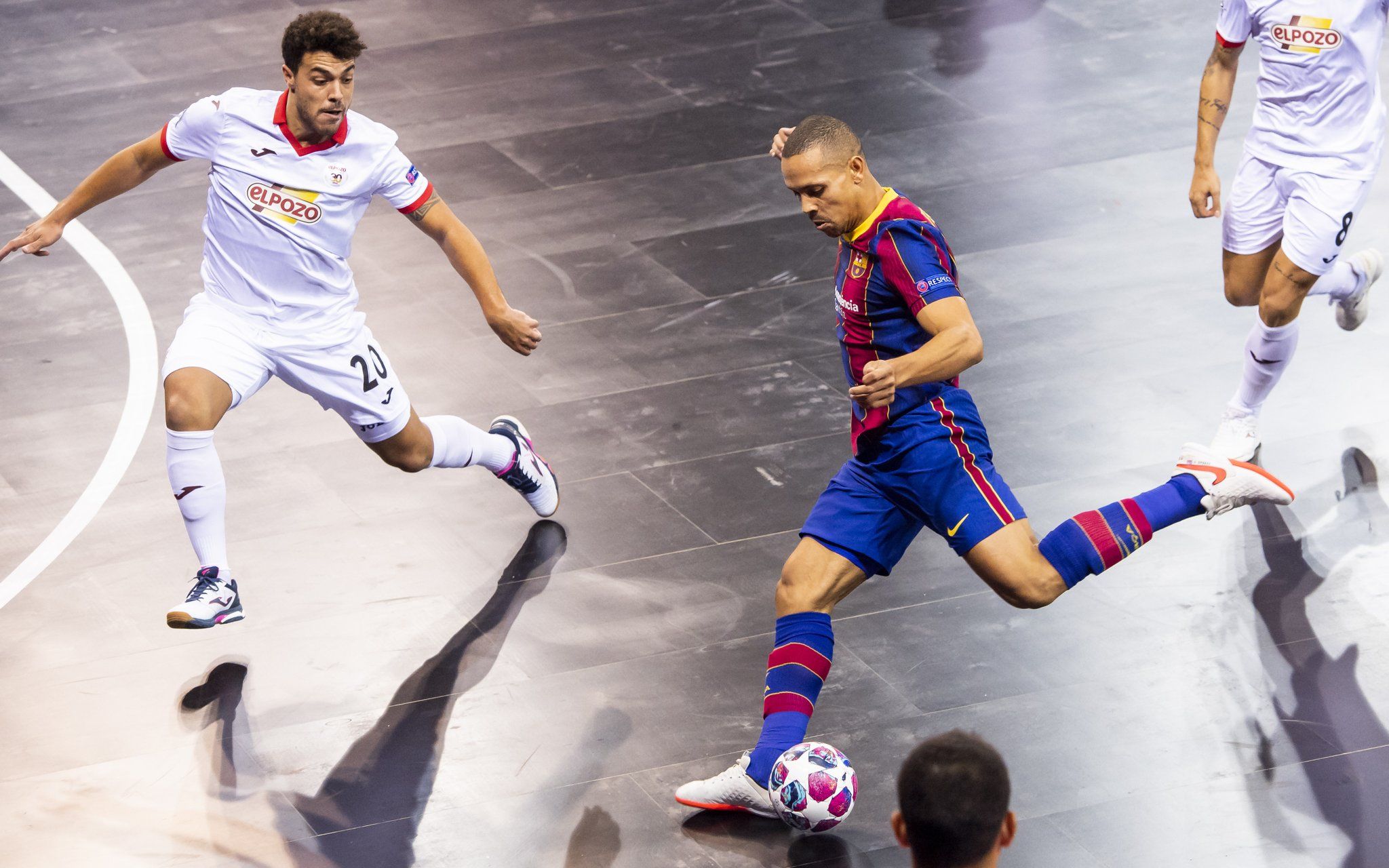 Pivot andalan Barcelona, Ferrao, melakukan tembakan. | @FCBfutbolsala