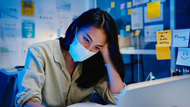 WFH juga melelahkan dan berpotensi menimbulkan burnout. (Ilustrasi: tirachardz/Freepik)