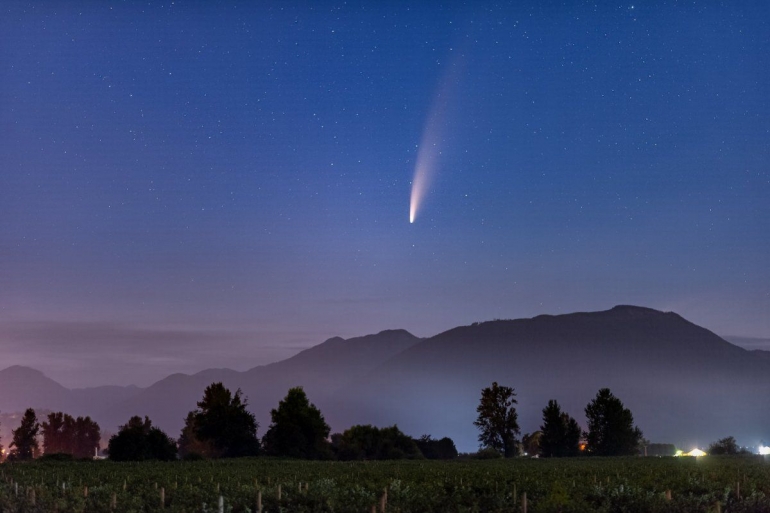 Komet Neowise tertangkap kamera di British Columbia (Vanexus Photography/Amir Hariri melalui globalnews.ca)