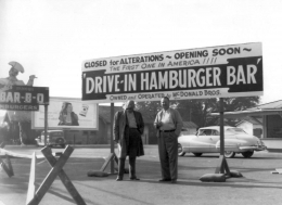 Dick dan Mac Mcdonalds sang pendiri awal McDonalds. (diadona.id)