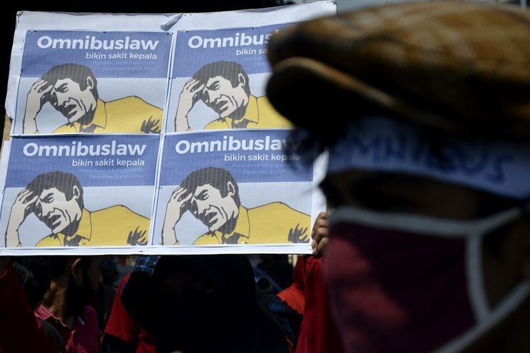 ilustrasi: Sejumlah buruh dan mahasiswa yang tergabung dalam Front Perjuangan Rakyat (FPR) berunjuk rasa, di depan kantor DPRD Sulsel, Makassar, Sulawesi Selatan, Selasa (6/10/2020). (ANTARA FOTO/ABRIAWAN ABHE via kompas.com)