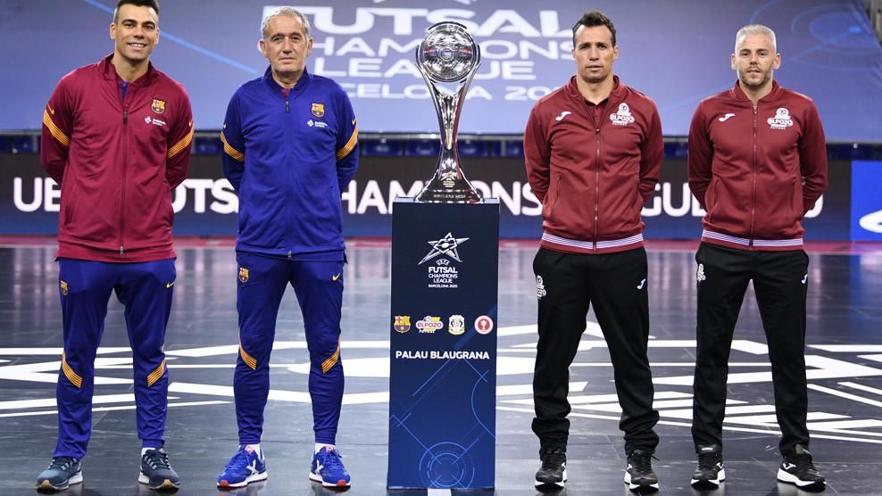 Bara captain Sergio Lozano and coach Andreu Plaza pose with Murcia coach Diego Giustozzi and captain Migueln. | UEFA.com via Getty Images