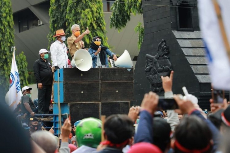 Gubernur Jawa Tengah, Ganjar Pranowo ambyar bareng demonstran dengan nyanyi dangdut bersama. Dok kompas.com