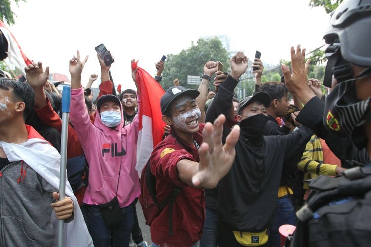 Masa dan polisi sempat damai usai kericuhan terjadi saat demonstrasi menolak UU Cipta Kerja di kawasan Istana Negara, Jakarta, Kamis (8/10/2020). Kericuhan ini mengakibatkan sejumlah fasilitas publik dibakar massa. (Foto: KOMPAS.com/KRISTIANTO PURNOMO)