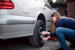 Seorang perempuan mengganti sendiri ban mobilnya (nbcnews.com)