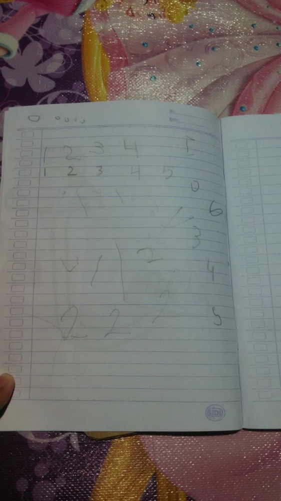 Tulisan Lee yang saya bantu dengan cara menggerakkan tangan Lee membentuk angka (Dokumentasi pribadi)