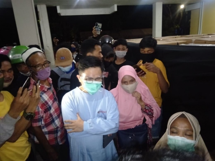 Pihak keluarga jenazah saat berkomunikasi bersama pihak petugas rumah sakit perihal keadaan jenazah keluarga mereka di RS Wahidin Sudiro Husodo, Makas (Koleksi Foto: Rukka)