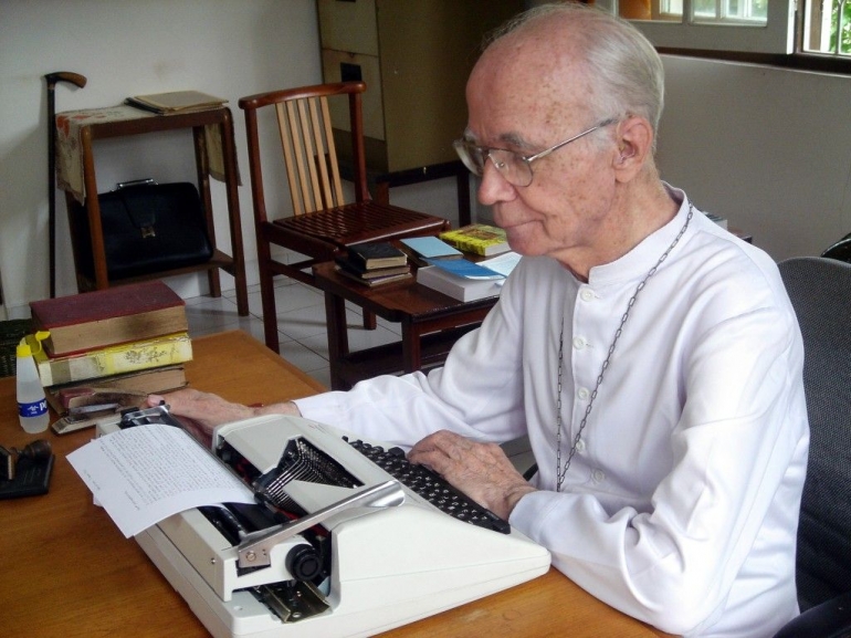 Almarhum Mgr.W.J. Demarteau, MSF Bersama Mesin Ketik Kesayangannya (Sumber foto: https://keuskupan-banjarmasin.org)