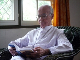 Almarhum Mgr.W.J. Demarteau, MSF Semasa Hidup Mempunyai Hobi Membaca dan Menulis (Sumber foto: https://keuskupan-banjarmasin.org
