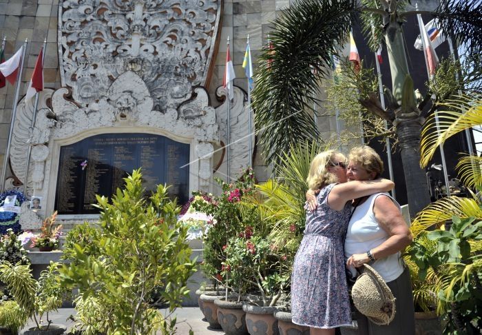Di depan tugu kenangan Bom Bali (FOTO ANTARA/Nyoman Budhiana)