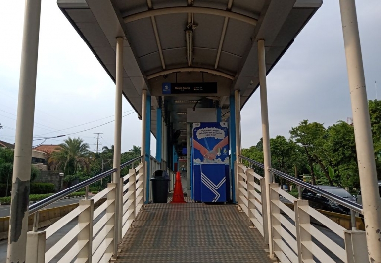 Pintu masuk Halte Masjid Agung yang ditutup (foto: widikurniawan)