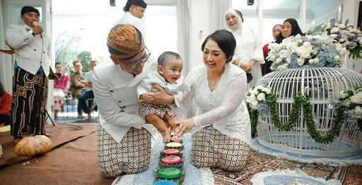Tradisi Tedak Siten ini merupakan tradisi turun temurun orang Jawa untuk Bayi berumur tujuh bulan (sumber : http://www.timurjawa.com)