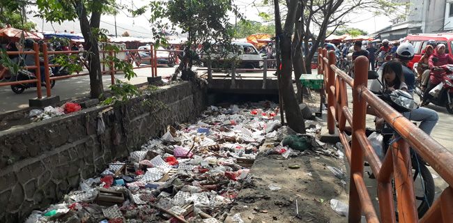 Aliran sungai Pasar Kranggot penuh sampah (Foto Dedy)