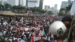 Foto aksi 212 tolak UU Cipta Kerja namun isinya revolusi turunkan Presiden Jokowi - Istimewa
