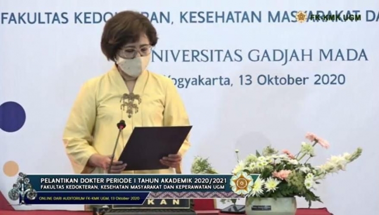 Prof. dr. Ova Emilia, M.Med.Ed., SpOG (K)., Ph.D., Dekan FK-KMK UGM Jogjakarta. Ia menilai, semangat pengabdian demi kemanusiaan yang dipesankan Dokter Tugas Ratmono, sejalan dengan apa yang ditanamkan di FK-KMK UGM. Di pelantikan itu, Ova Emilia berpesan agar para alumni FK-KMK UGM menjaga martabat UGM sebagai Kampus Perjuangan. Foto: dok. ova emilia