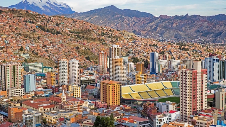 Stadion Hernando Siles di La Paz, Bolivia yang berlokasi di dataran tinggi membuat tim-tim tamu harus punya waktu cukup untuk aklimatisasi suhu dingin di sana. (Sumber gambar: Getty Images via bbc.co.uk)