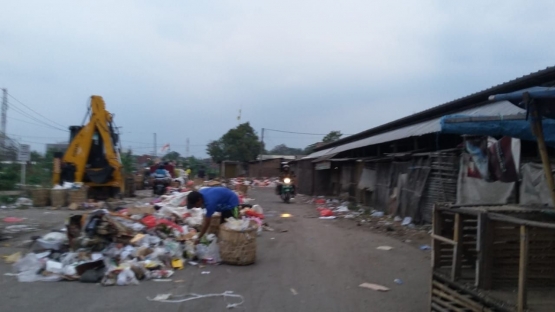 Tumpukan sampah menutup jalan pasar (Dokpri/Pram)