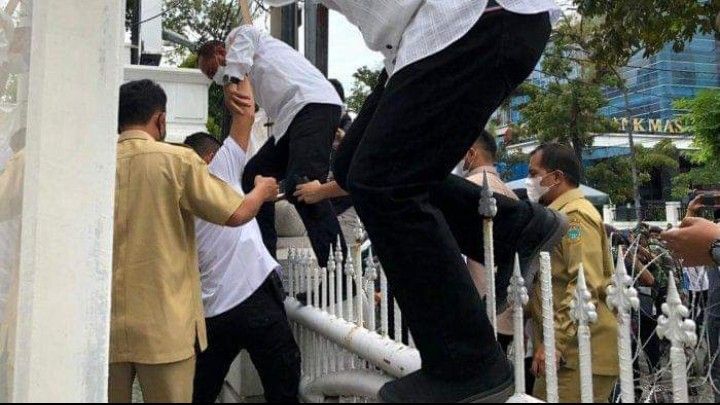 Berita Foto Tribun Medan: Aksi Edy Rahmayadi Lompati Pagar untuk Menemui Pengunjuk Rasa di Kantor Pemprov Sumut