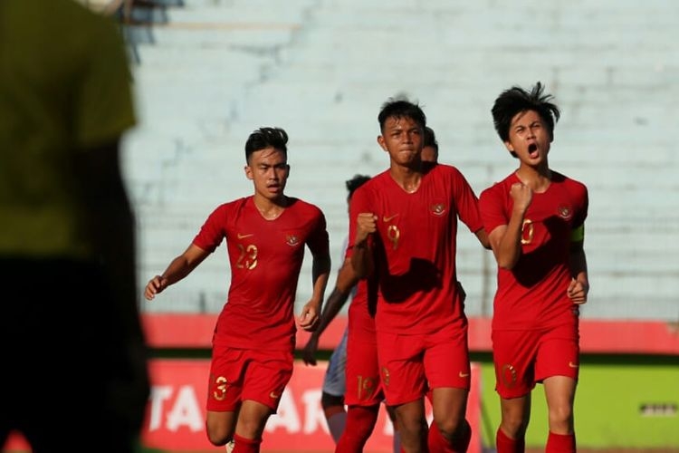 Pemain timnas U-19 Indonesia, Rendy Juliansyah, berselebrasi bersama rekan setim setelah berhasil mencetak gol ke gawang Persibo Bojonegoro pada laga uji coba, Kamis (18/7/2019).(KONTRIBUTOR KOMPAS.com/SUCI RAHAYU)