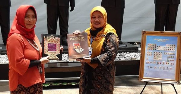 Penyerahan hibah dari PT Pos Indonesia (Foto: Museum Kepresidenan RI Balai Kirti)