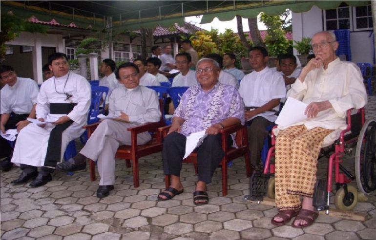 Dari kiri ke kanan: Mgr. Piet Timang, Mgr. Prajasuta MSF, Mgr. W.J. Demarteau MSF (Foto: Dokumentasi pribadi)