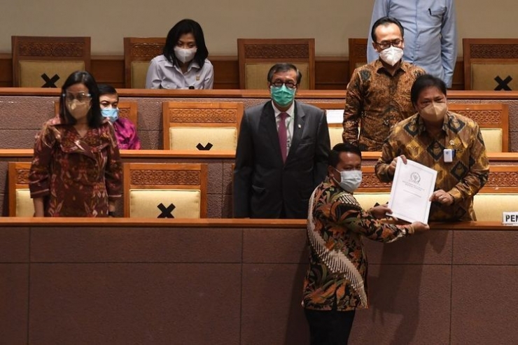 Menko Perekonomian Airlangga Hartarto saat menerima laporan akhir pembahasan RUU Cipta Kerja (foto: Antara Foto/Hafidz Mubarak)