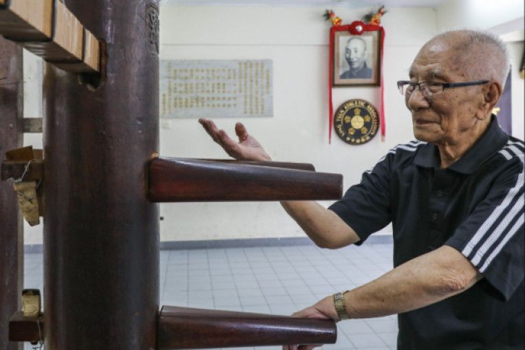 Ilustrasi Ip Ching, anak dari Ip Man dengan balok kayu Mok Yang Jong (sumber: asiaone.com)