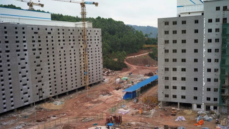 Apartemen babi terus dibangun untuk memulihkan industri babi di Tiongkok. Photo: Reuters/ Thomas Suen