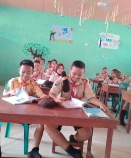Dokumentasi Pribadi Bpk. Dionesius. Foto: Proses belajar mengajar di SMP PGRI 02 Tapang Semadak, Kec. Sekadau Hilir, sebelum masa pandemi.