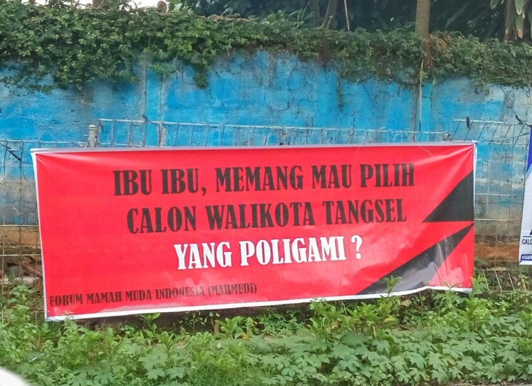 Spanduk Anti-Poligami pada Pilkada Tangerang Selatan | dokpri