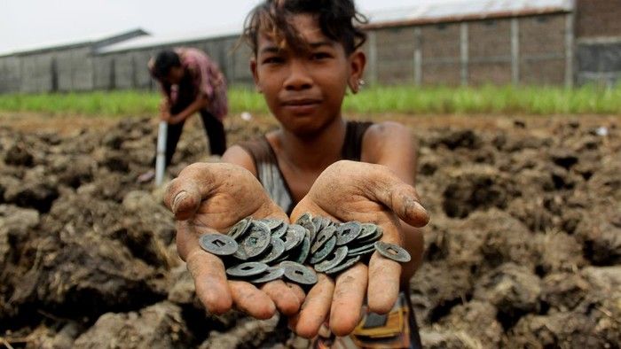 Temuan koin di areal persawahan (Foto: news.detik.com)